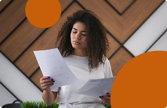 Candidata negra lendo documento de indeferimento da banca de heteroidentificação